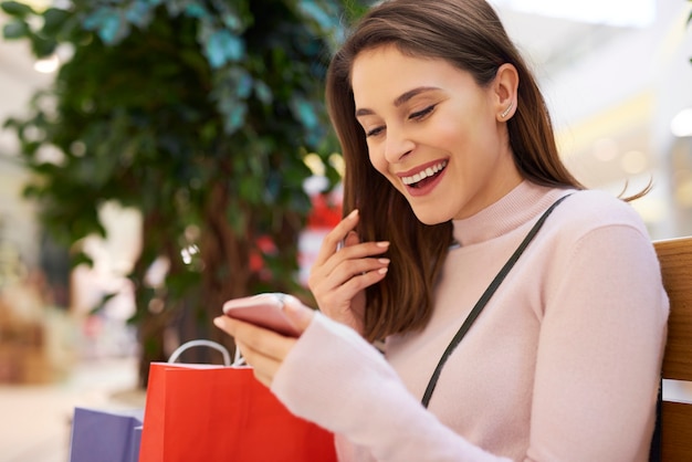 Femme fatiguée mais heureuse après de gros achats