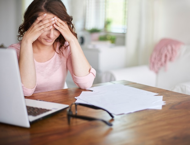 Femme fatiguée à la maison