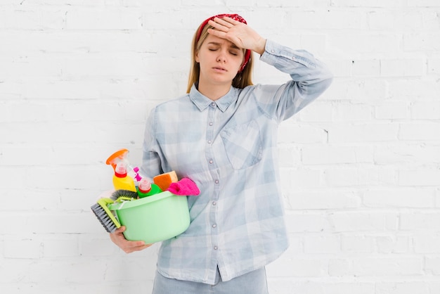 Photo gratuite femme fatiguée de nettoyer la maison