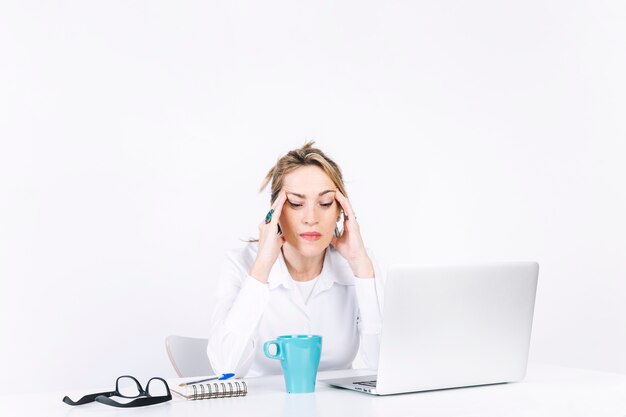 Femme fatiguée se frottant les tempes