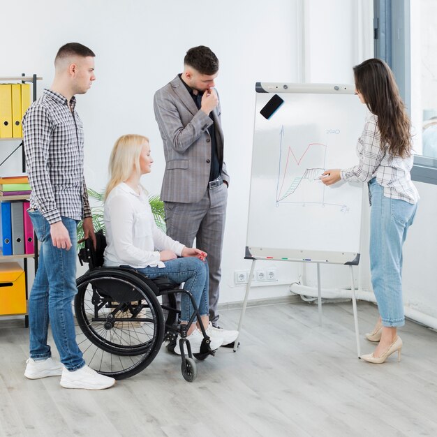 Femme, Fauteuil roulant, assister, présentation, Travail