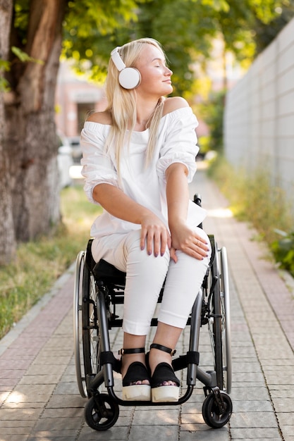 Femme en fauteuil roulant avec un casque