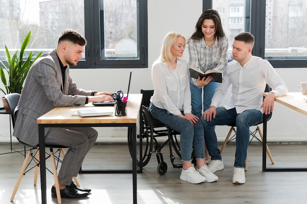 Femme, Fauteuil roulant, conversation, collègues, bureau