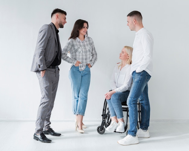 Femme, Fauteuil roulant, conversation, sien, collègues