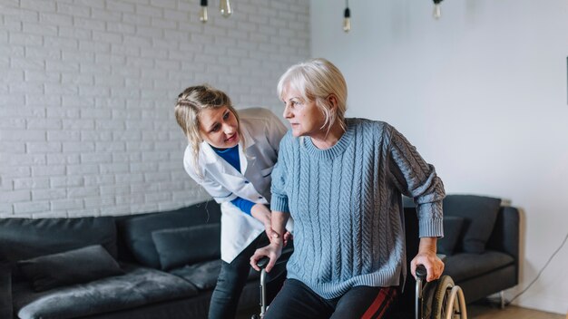 Femme avec fauteuil roulant dans la maison de vieillesse