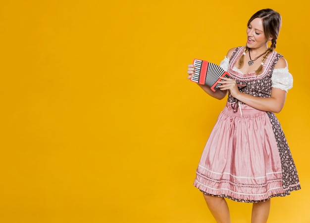 Femme festive avec accordéon en papier