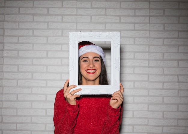 Femme festive avec cadre