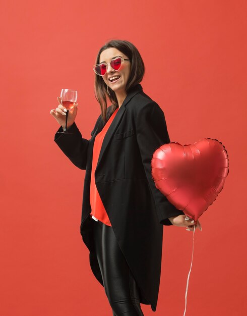 Femme à la fête, boire du vin