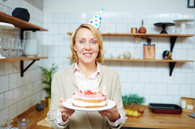 Femme fête son anniversaire