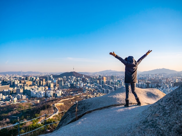 Femme ou fille au sommet d&#39;une montagne