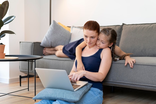 Photo gratuite femme et fille de coup moyen à la maison