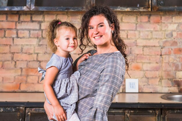 Femme avec fille dans cuisine