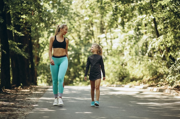 Femme, fille, jogging, parc