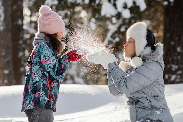 Femme et fille jouant ensemble coup moyen