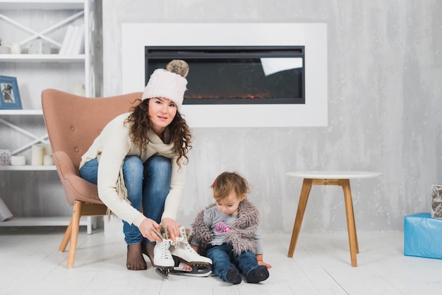 Photo gratuite femme et fille avec des patins à glace