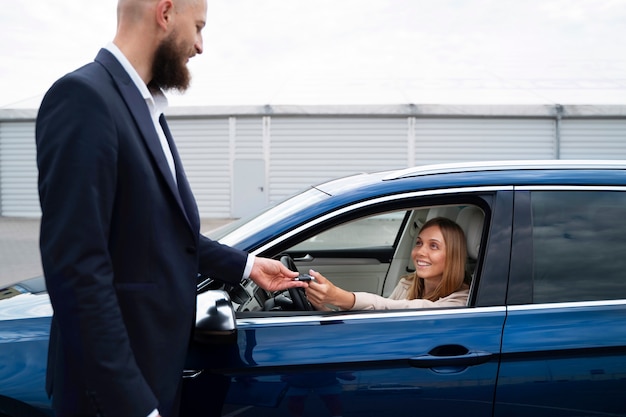 Femme financière indépendante achetant une nouvelle voiture