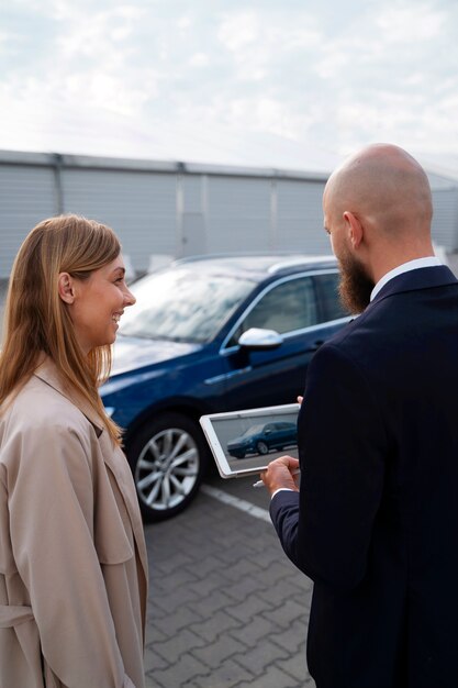 Une femme financièrement indépendante achète une nouvelle voiture.
