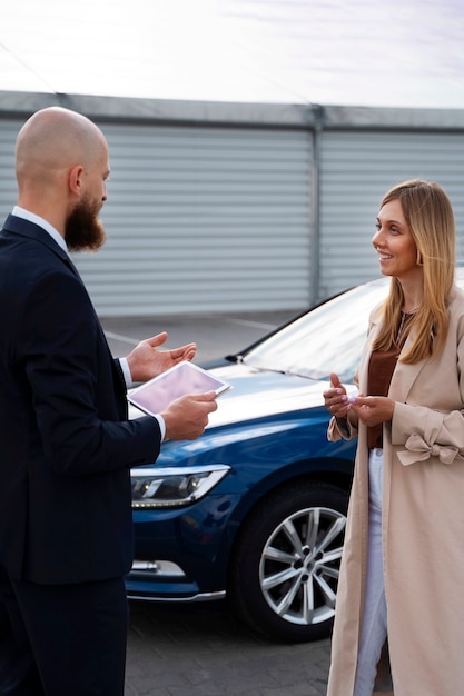 Une femme financièrement indépendante achète une nouvelle voiture.