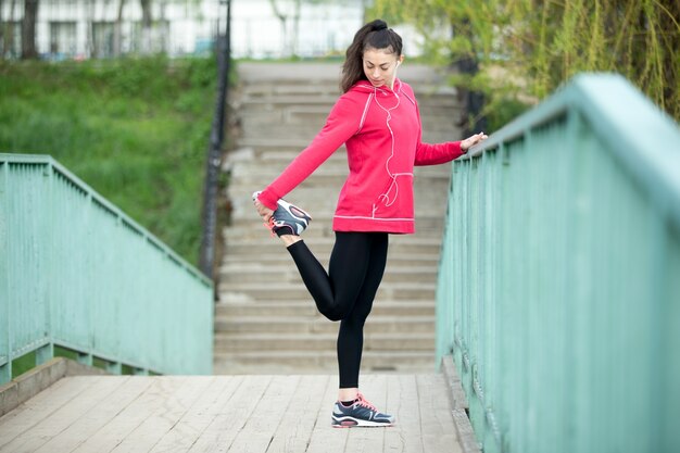 Femme de fitness se préparant à courir