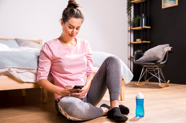 Femme fitness, utilisation, téléphone portable