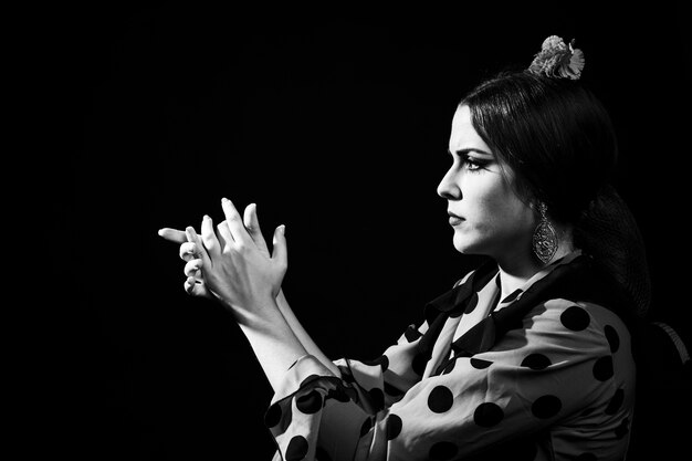Femme flamenca noir et blanc, frappant des mains