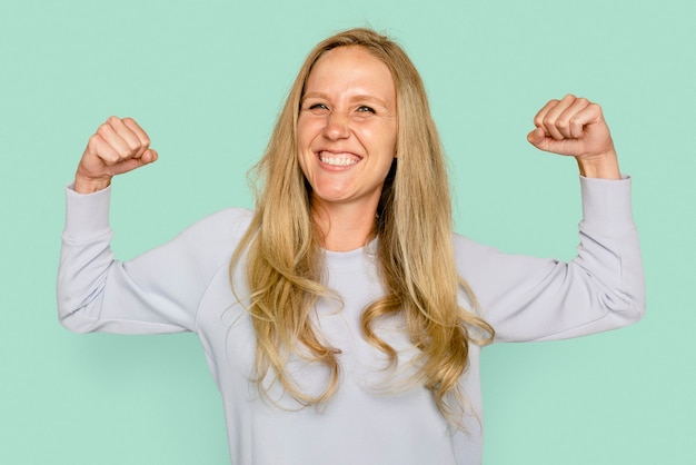 Femme fléchissant ses muscles pour une campagne sur la santé et le bien-être