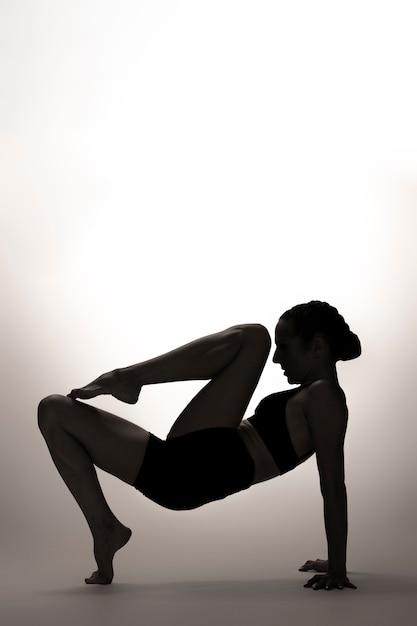 Femme flexible posant plein coup