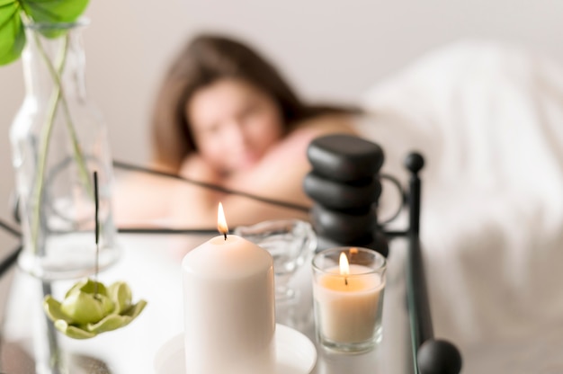 Femme floue dans un salon de massage