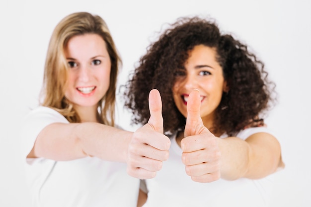 Femme floue, gesticulant pouce en l&#39;air