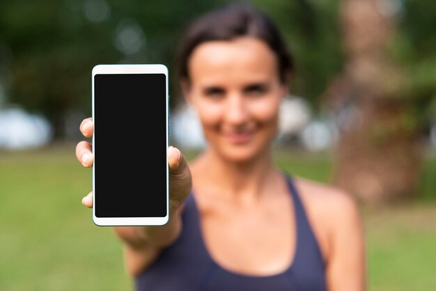 Femme floue avec maquette de smartphone