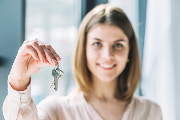 Femme floue montrant les clés