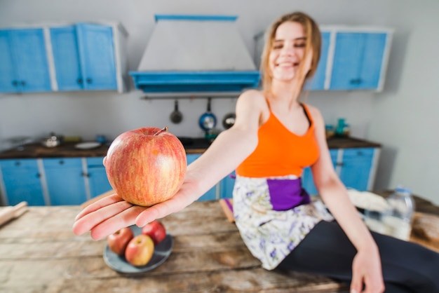 Femme floue montrant la pomme