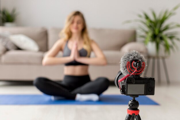 Femme floue sur un tapis de yoga