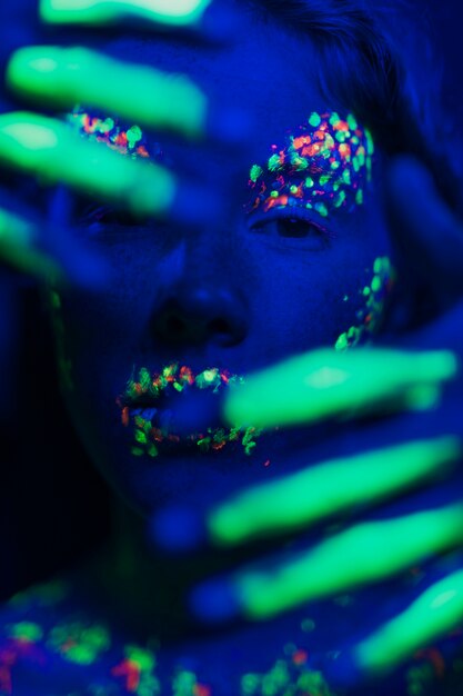 Femme, fluorescent, maquillage, figure, mains