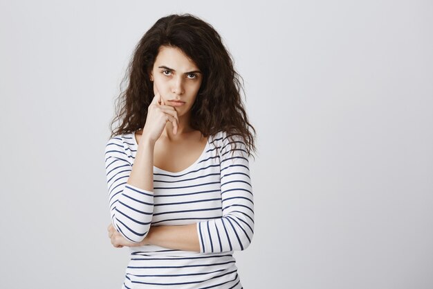 Femme folle et agacée faisant la moue, fronçant les sourcils et l'air en colère