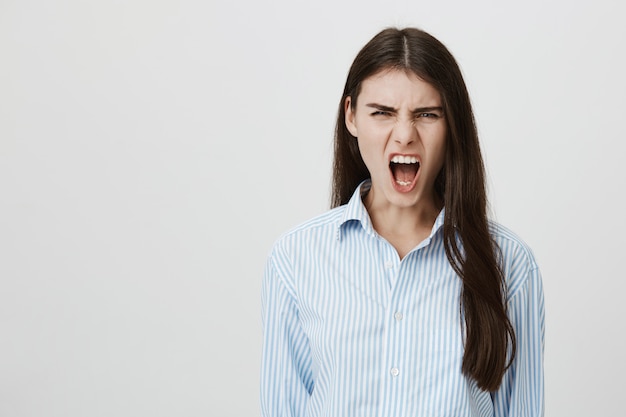 Photo gratuite femme folle criant en détresse