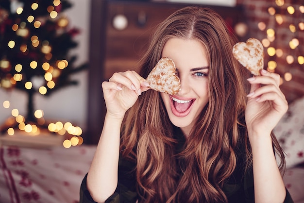 Femme folle tenant des cookies à la main