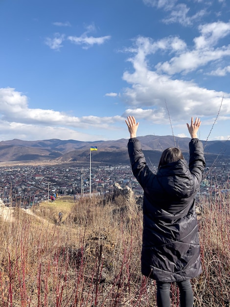 Une femme sur fond de paysage d'une ville ukrainienne