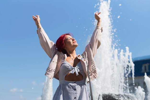 Femme, à, fontaine, dans, fond