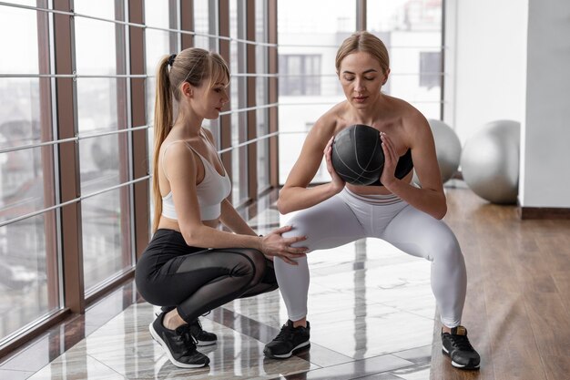 Femme, formation, à, balle, plein coup