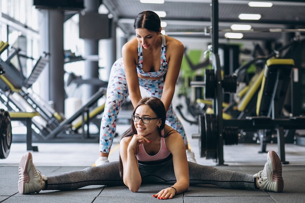 Femme, formation, à, gymnase, à, entraîneur physique