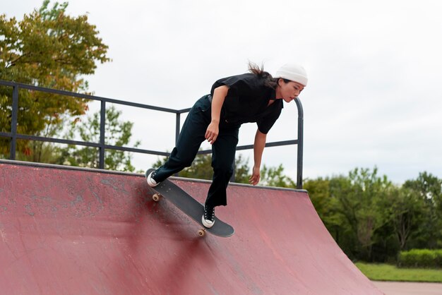 Femme en formation de skate park