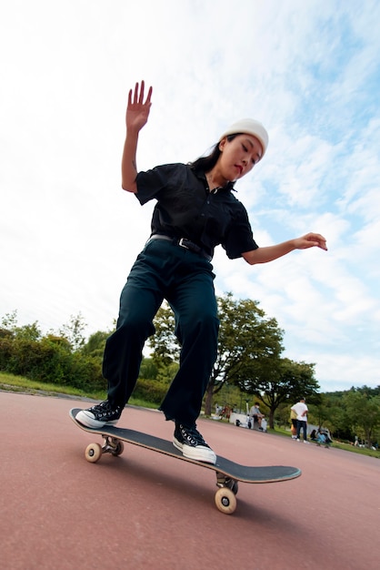 Photo gratuite femme en formation de skate park