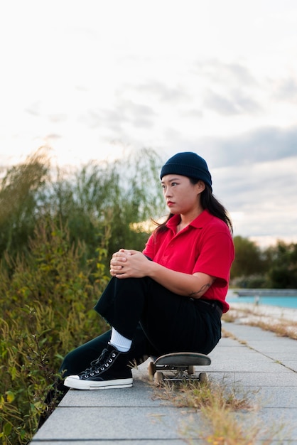 Photo gratuite femme en formation de skate park