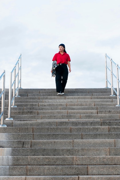 Photo gratuite femme en formation de skate park