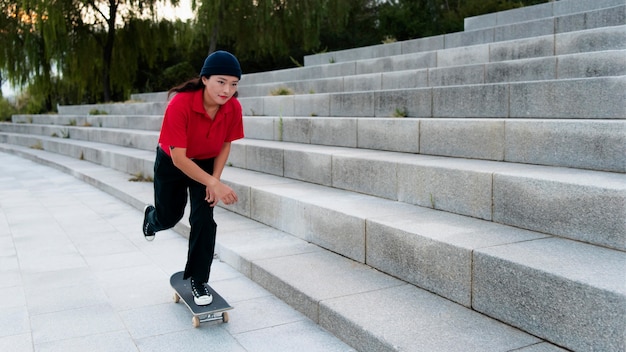 Photo gratuite femme en formation de skate park