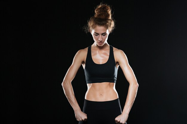 Femme forte de remise en forme qui pose en studio