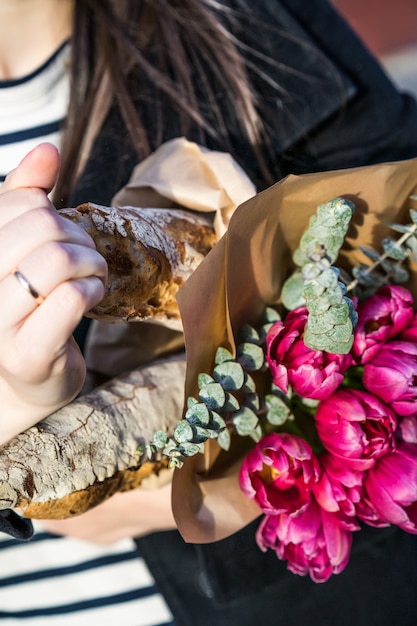 Femme française avec des baguettes dans la rue en béret