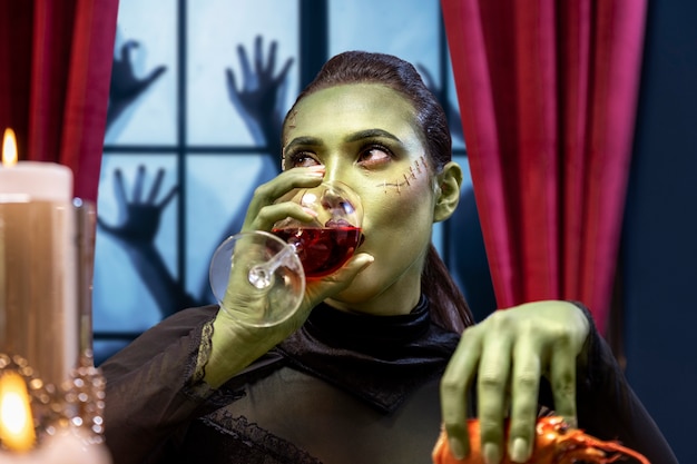 Photo gratuite femme frankenstein avec boisson vue de face