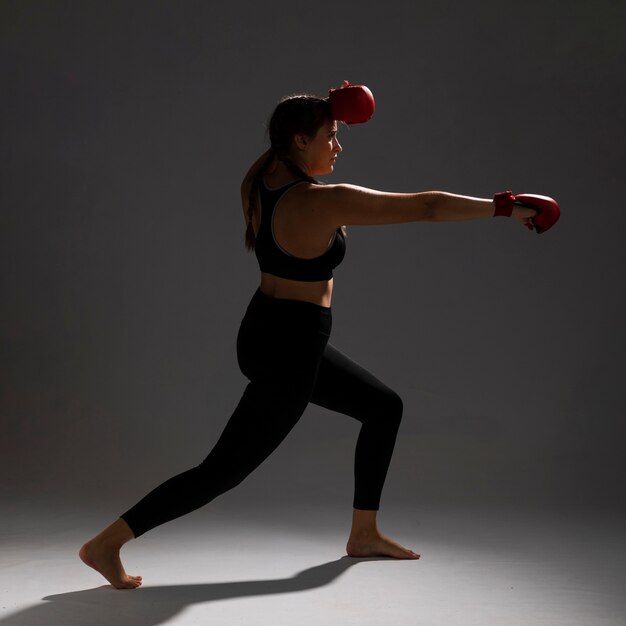 Femme frappant sur le côté avec des gants